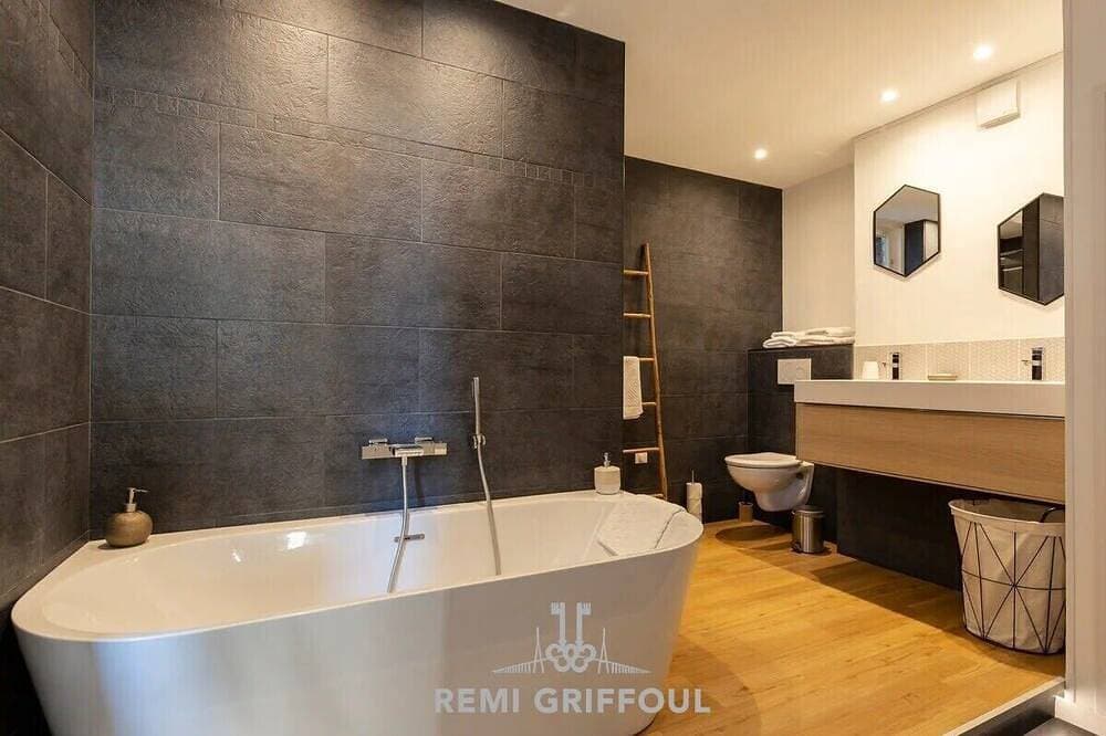 Die Suite. Doppel-Dusche + Badewanne | Netflix | Stadtzentrum 1