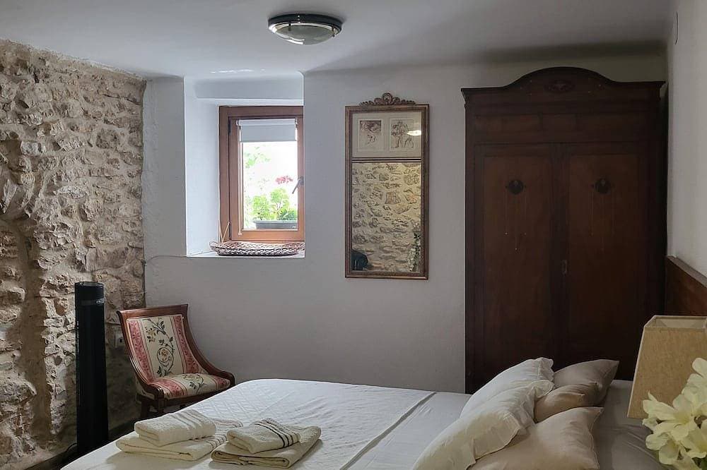 Foto 3 von 24: Rural tourist apartment with spa area. Main Square. Pb. Sant Jordi