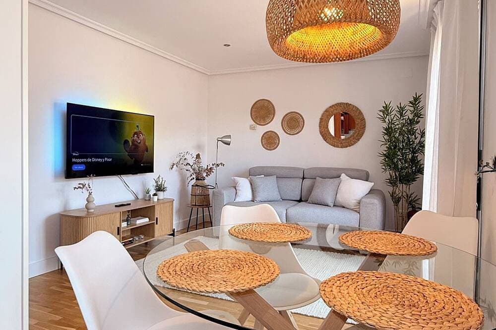 Foto 10 von 20: Hórreo Apartment in downtown Cangas with a terrace and mountain views.