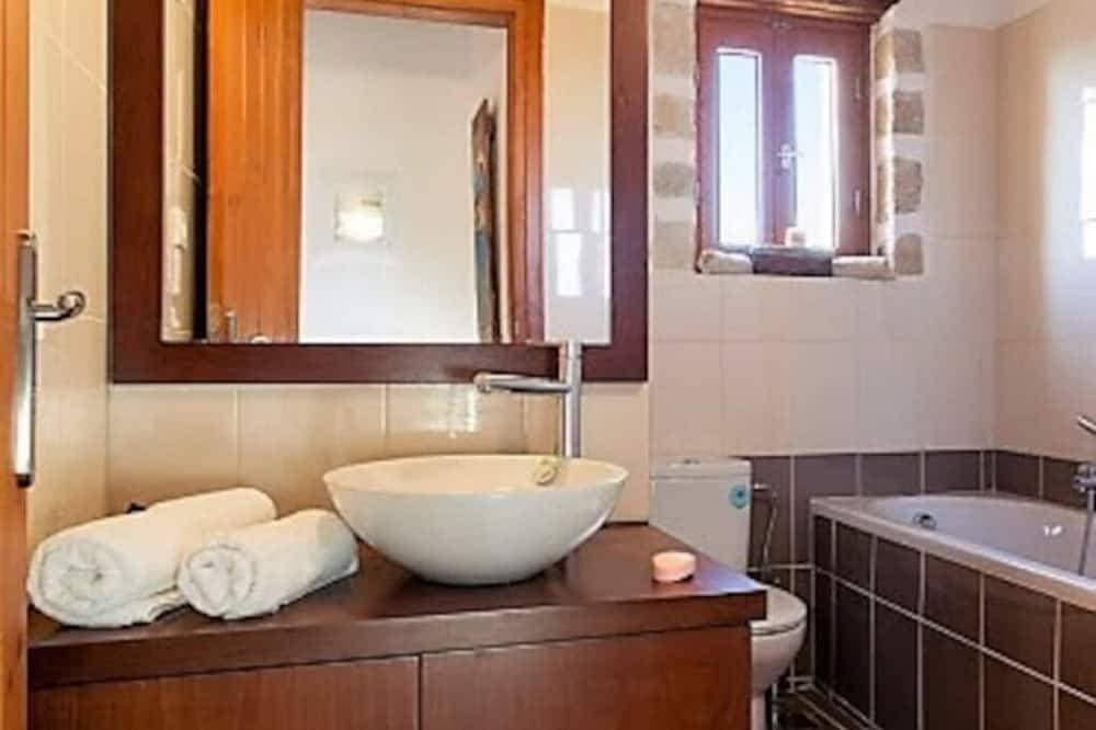 Foto 8 von 19: Rural Stone Villa with private pool and mountain views near local sandy beaches!