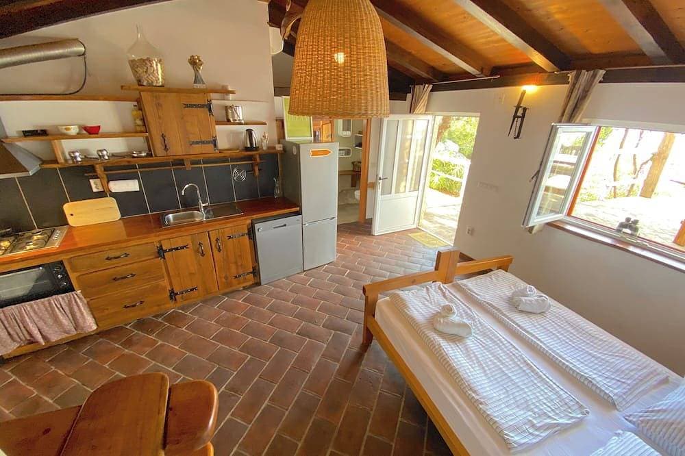 Foto 3 von 16: House for two with a private terrace located directly on the beach, town Hvar