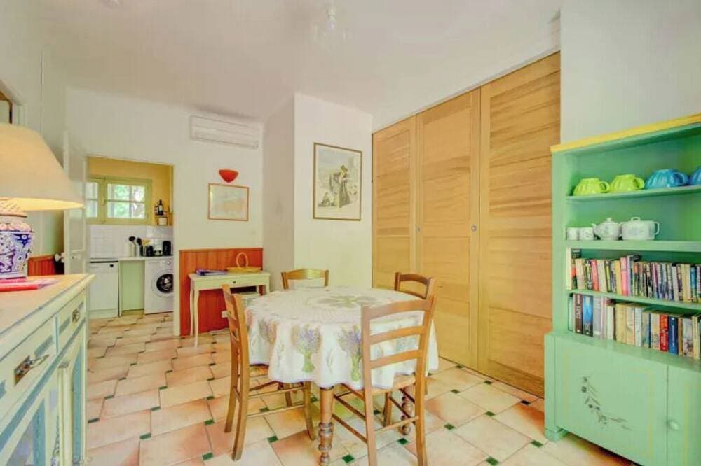 Foto 8 von 20: Charming cottage in Réattu with terrace and park view - sleeps