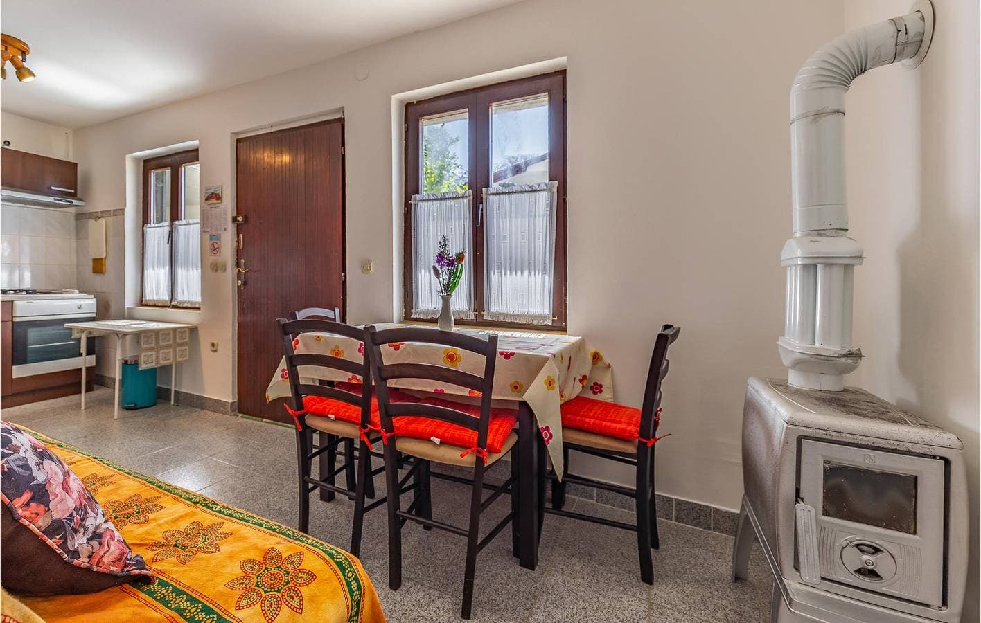 Foto 4 von 27: Charmantes Apartment mit Terrasse, WLAN und Parkplatz in der Nähe von Bijela Plaža