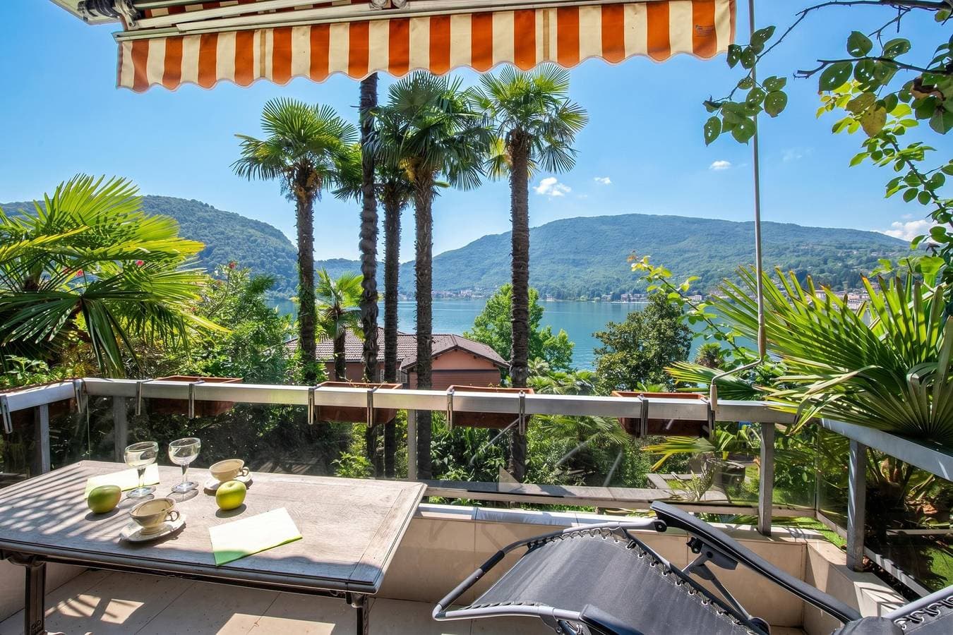 Queen Lake View Apartment with Terrace 1