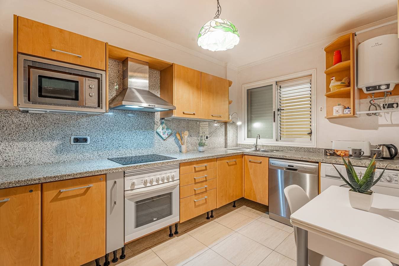 Foto 7 von 27: Ferienwohnung 'Ceyla 214' mit Meerblick, privater Terrasse und WLAN