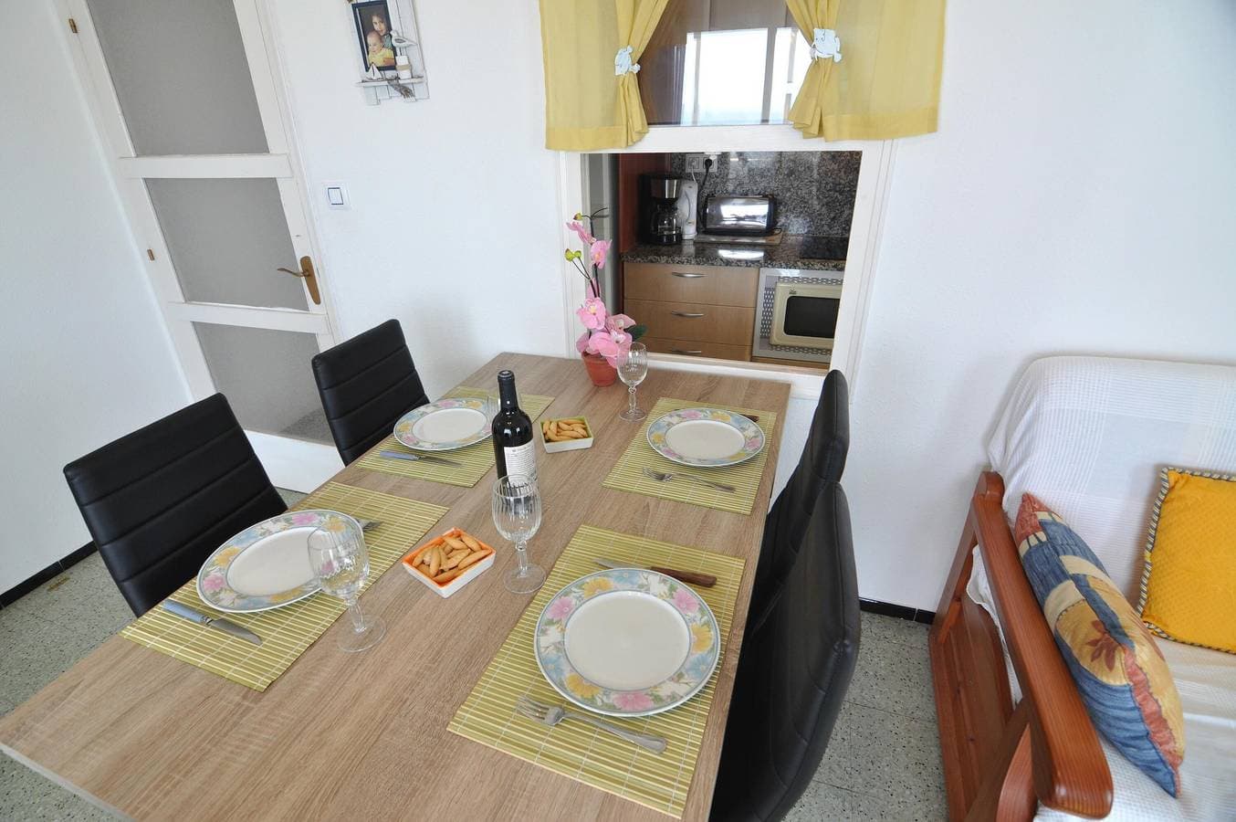 Foto 7 von 38: Charmante Wohnung zur Miete in Roses, Costa Brava! Ideal für 5 Personen, nur 10 Meter vom Strand entfernt. Buchen Sie jetzt!