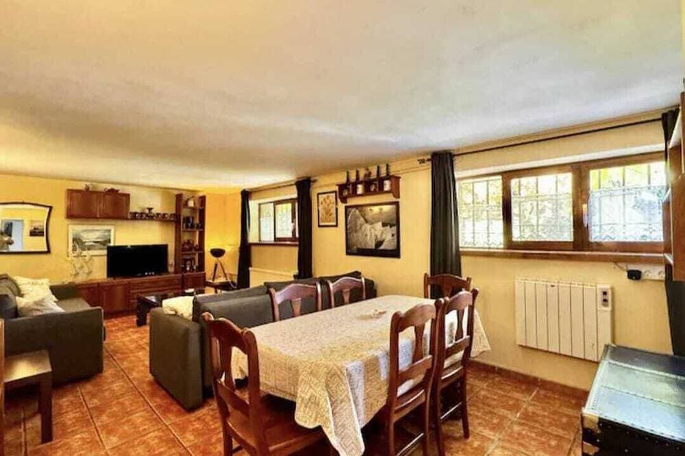 Foto 12 von 27: Abantos-the house in Galapagar. Apartment with direct access to the pool and lawn