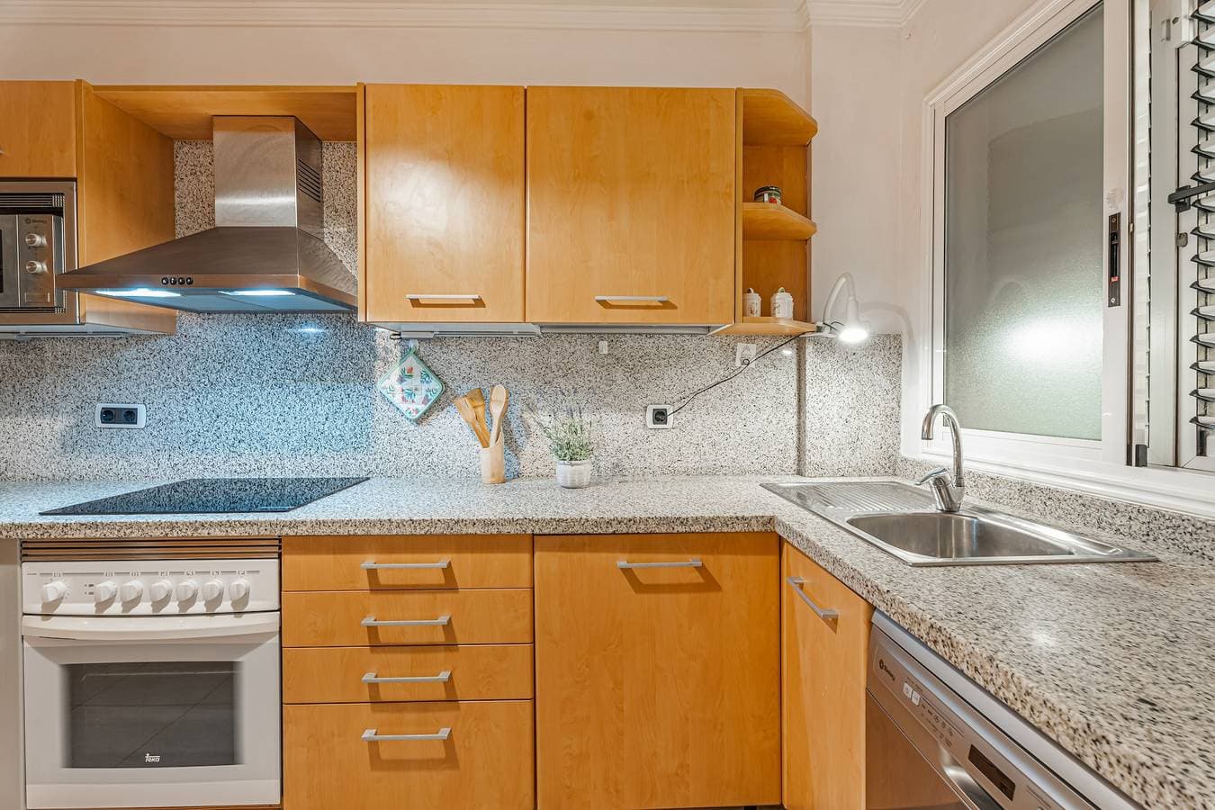 Foto 8 von 27: Ferienwohnung 'Ceyla 214' mit Meerblick, privater Terrasse und WLAN