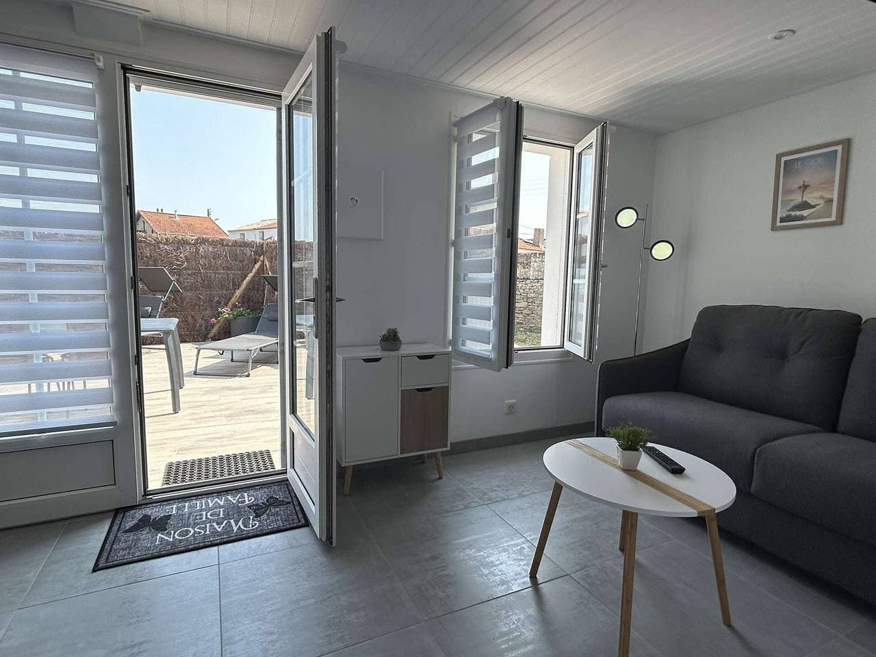 Foto 9 von 20: Haus nahe Zentrum von Noirmoutier, Terrasse und Parkplatz