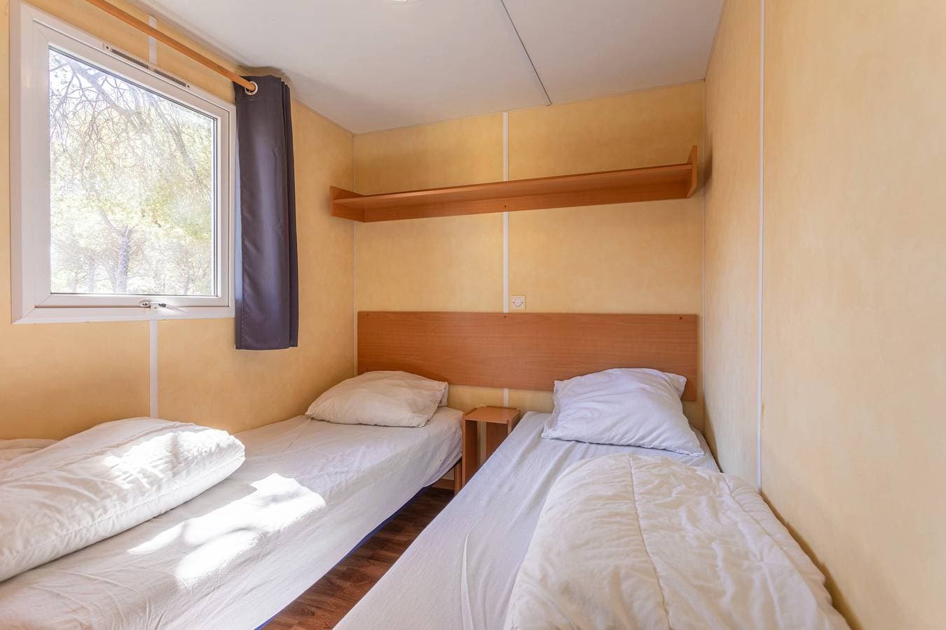 Foto 9 von 27: Mobilheim 'Mobilhome Oasis Dorf Puget Argen' mit Gemeinschaftspool und privater Terrasse