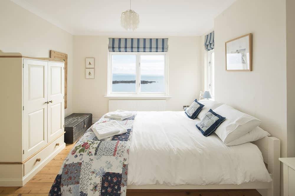 Foto 3 von 30: Spectacular panoramic sea views of Mounts Bay from this light filled home