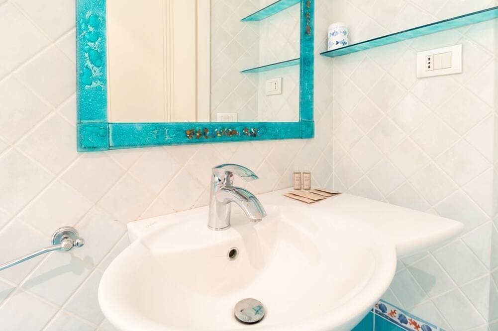 Foto 7 von 22: Diese gemütliche Wohnung befindet sich im Herzen von Torregrande, nur wenige Meter vom Strand entfernt, in einer Wohnanlage direkt am Meer und ist die ideale Lösung für einen entspannten Urlaub auf Sardinien. Die Unterkunft liegt nicht direkt zur Meer