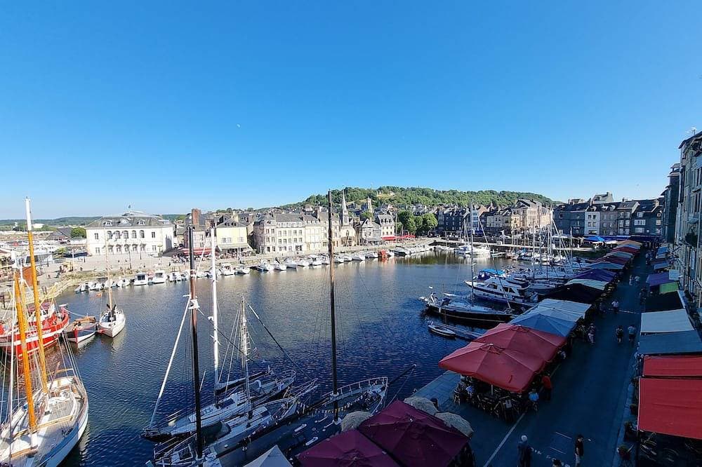 Foto 12 von 12: Houdaille 1 - Helle Suite mit Blick auf den Hafen von Honfleur