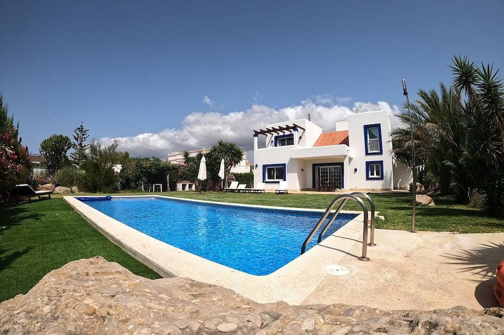House with pool and garden ideal for families 1