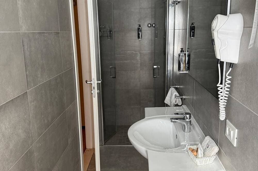 Foto 4 von 8: Hotel Kursaal Bellaria 3 Stars triple room breakfast buffet included