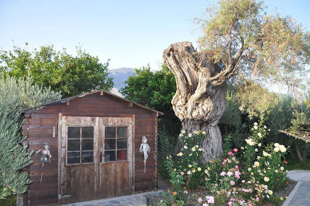 Foto 6 von 22: Ein 2 Schlafzimmer Landhaus mit einem großen privaten Garten und Schwimmbad