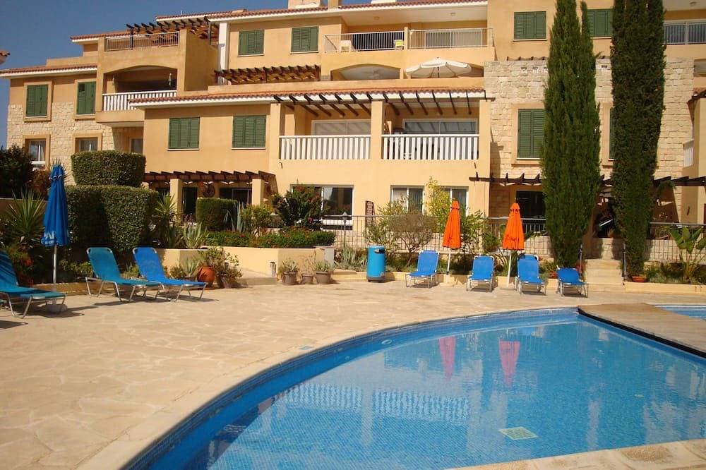 Spacious apartment with very large balcony close to all amenities 1