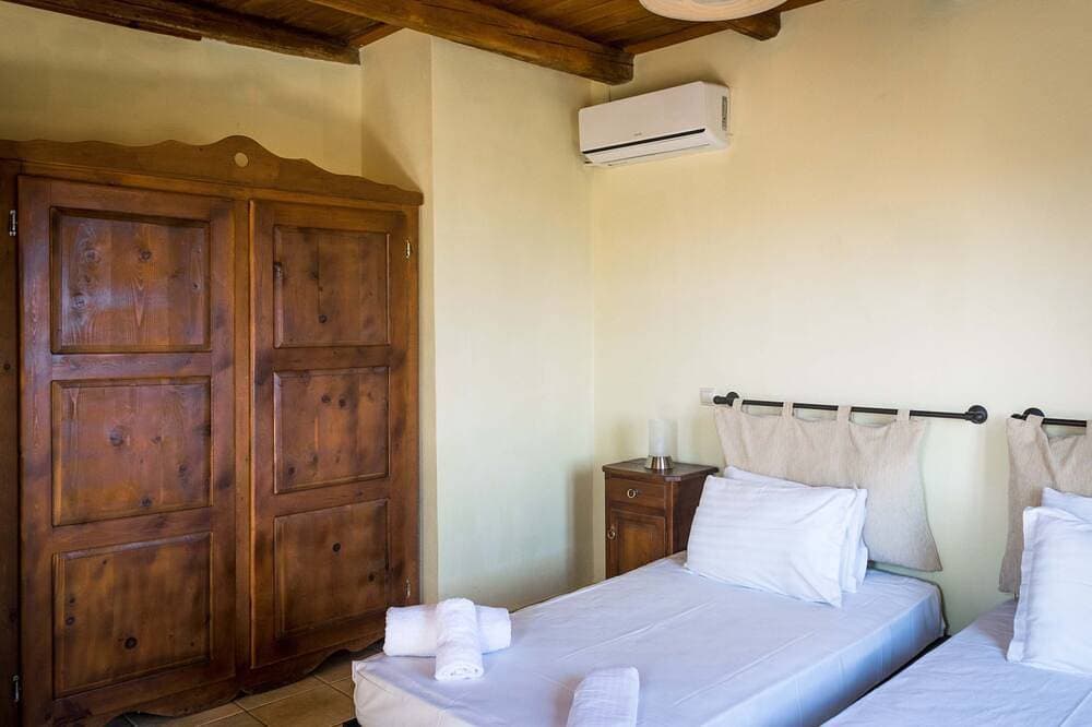 Foto 7 von 30: Niriides Villas | Irida | Villa 2-bedrooms with private pool