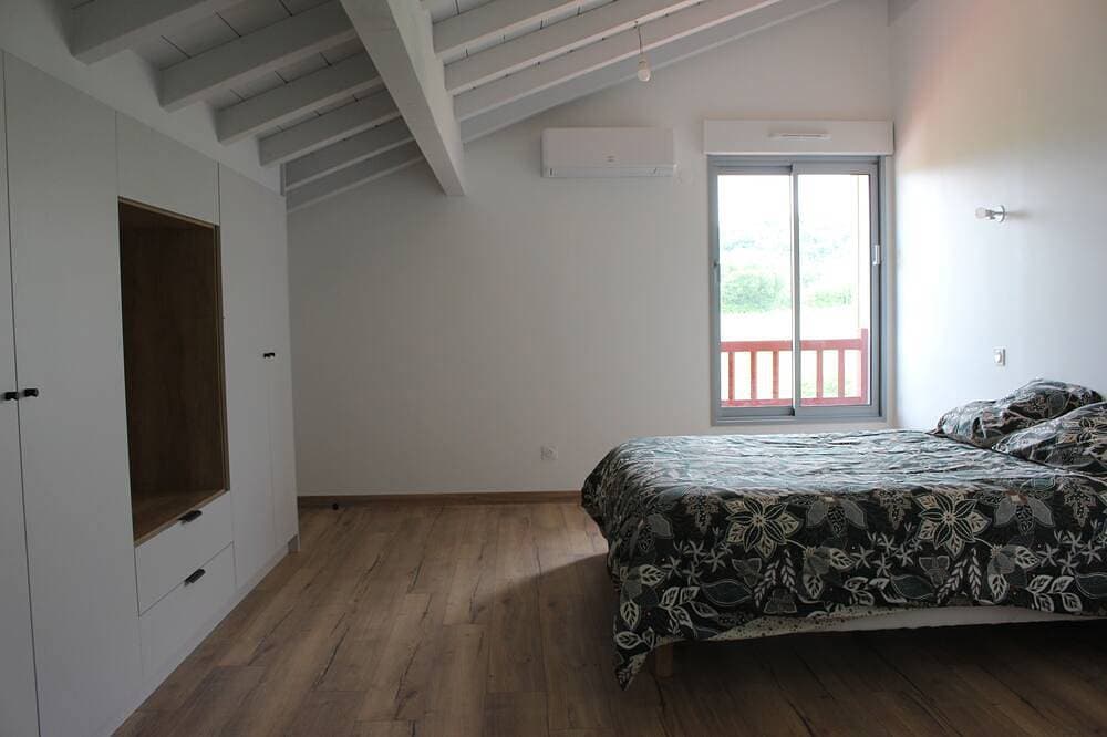 Foto 5 von 17: Completely renovated 18th century Basque farmhouse, in a quiet location with views of the hills.