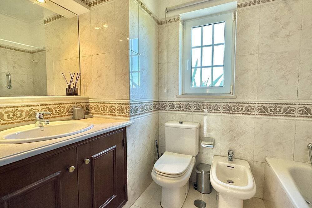 Foto 7 von 27: A south-facing, Mediterranean-style villa on 2 levels, walled and gated in a tranquil country setting, yet only 10 minutes from the popular historic, seafront city of Lagos in the Western Algarve
