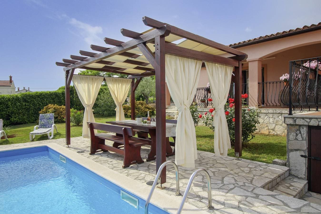 Foto 4 von 32: Ferienhaus Luna * 1000 m2 eingezäunter Garten, Terrasse, privater Pool