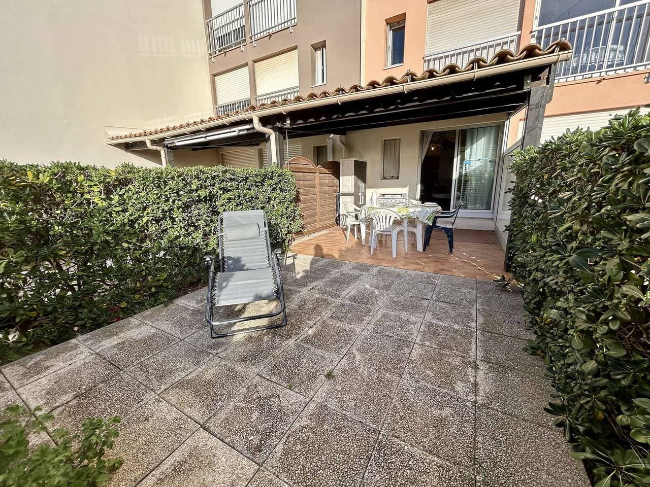 Foto 3 von 15: Studio für 4 Personen mit Pool, 600m vom Strand in Cap d'Agde, Parkplatz, Zentrale Lage