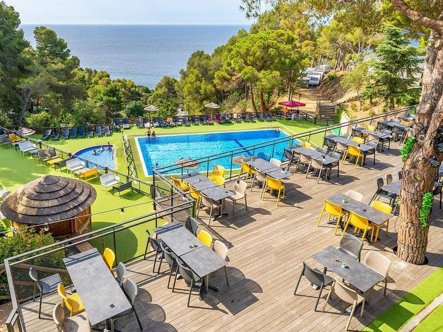 Foto 5 von 83: Camping Cala Llevado - Sea Green By Sunêlia - Chalet 2 personen - Low Cost 1 Zimmer ohne Sanitäranlagen