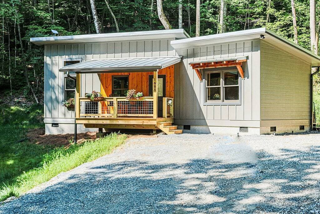 Foto 11 von 22: Modern Smoky Mtn Cabin w/ Hot Tub & Fire Pit | Near Bryson City