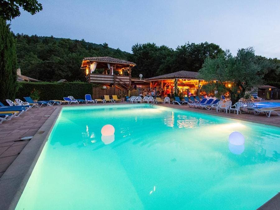 Foto 10 von 56: Camping Le Luberon | Pausado - Bungalow 4 personen - Cottage Capucine 4p Ohne Sanitären