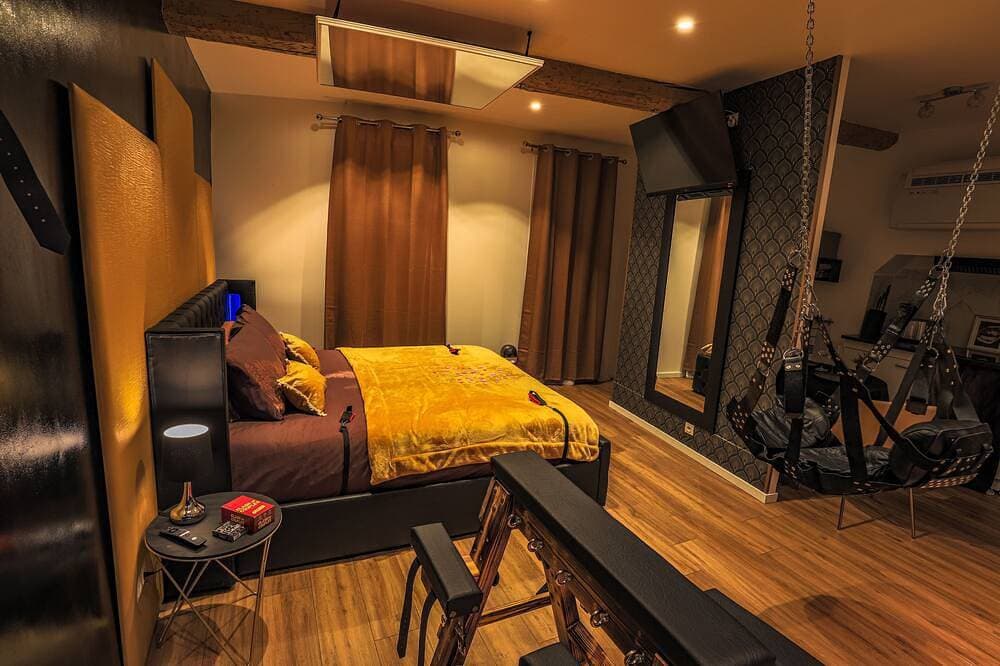 Foto 5 von 11: The bdsm loveroom in Grasse \"The room of desires\"