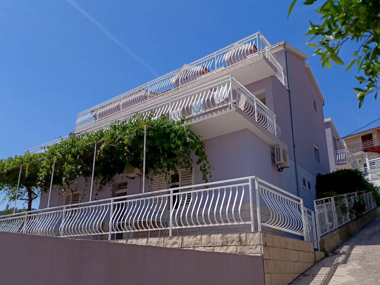 Foto 8 von 25: Bertie's Lodge - Comfort One Bedroom Apartment with Balcony and Sea View(A3)