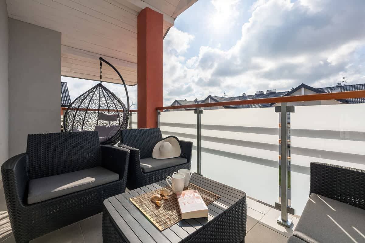 Foto 9 von 20: Modern Apartment close to the Beach | Balcony | Parking