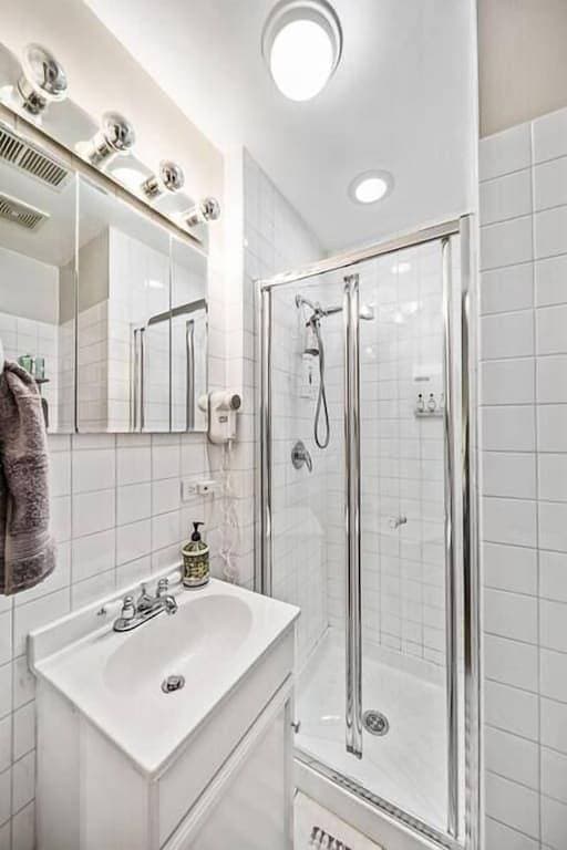 Foto 2 von 25: Classic Lincoln Park  2 bedroom condo- parking included
