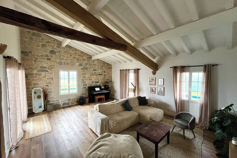 Foto 8 von 18: Spacious apartment—ideal setting—great location