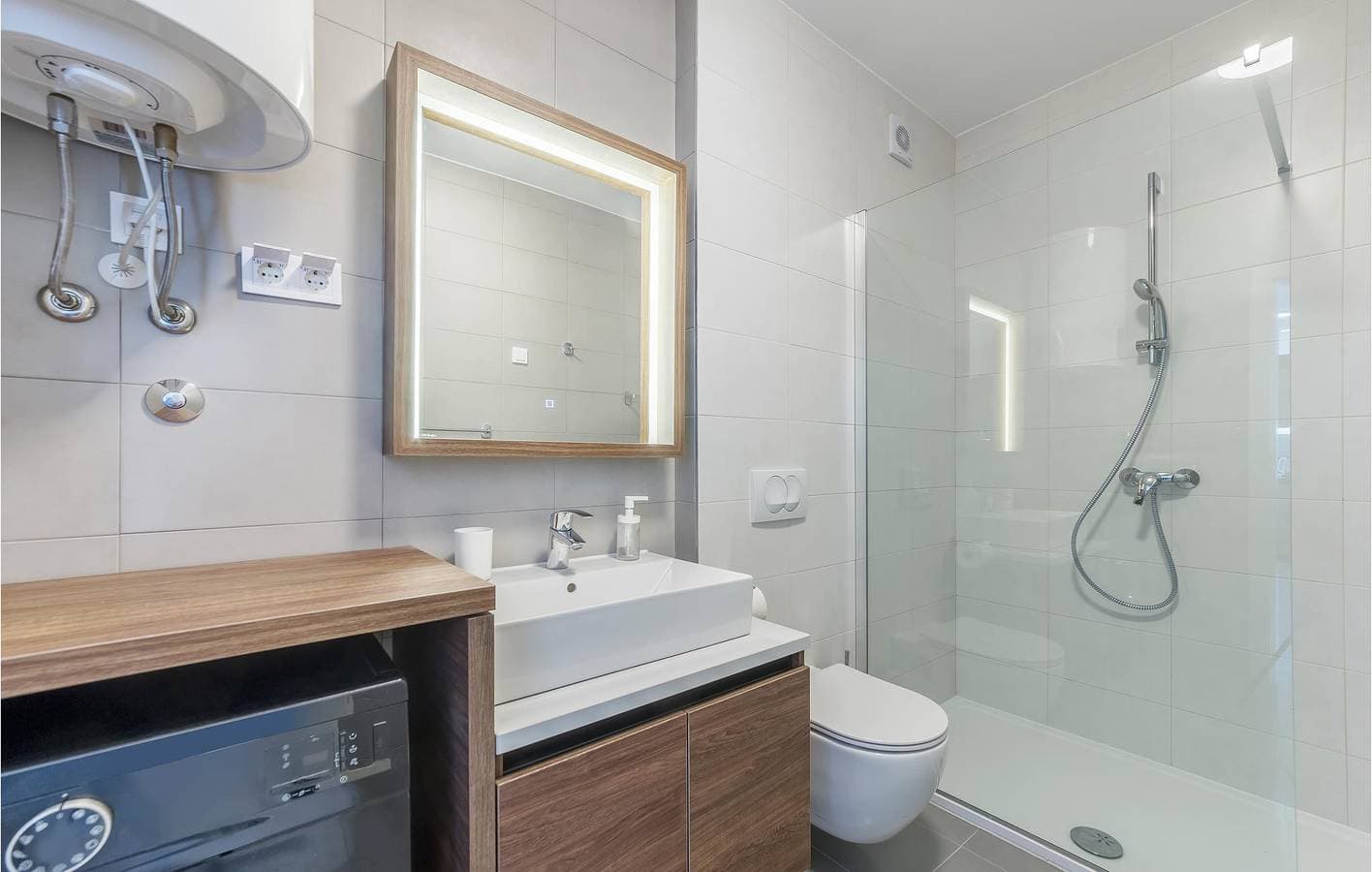 Foto 11 von 29: Gemütliche 1-Zimmer-Wohnung mit Terrasse, 1000 m vom Strand Bijela entfernt