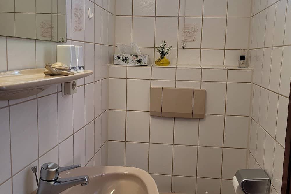 Foto 3 von 11: Charmante Wohnung \"Brücke\" - mit Seeblick und Liegewiese direkt am See