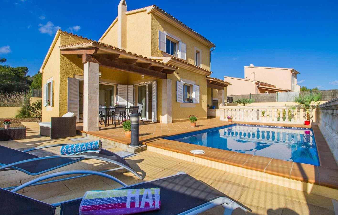 Foto 3 von 36: Rückzugsort am Meer mit Pool und Terrasse bei Cala Mitjana
