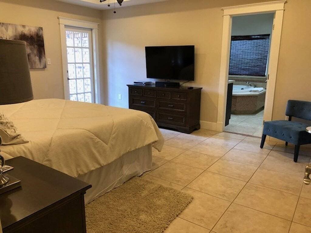 Foto 3 von 31: Privatoase in bester McAllen Lage mit gesichertem Parkplatz, Pool & beheiztem Whirlpool