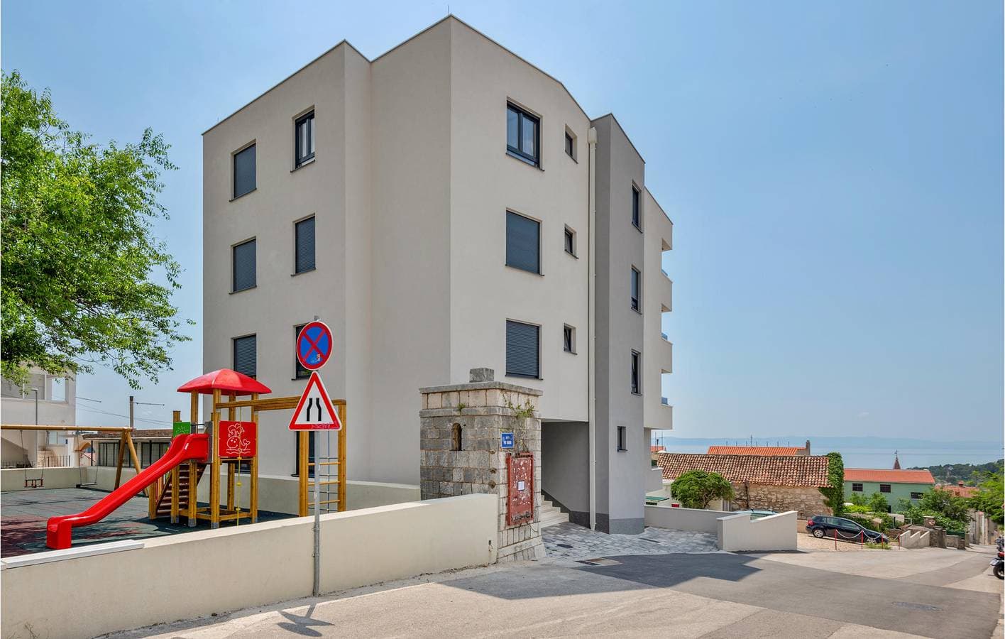 Charmantes Apartment mit Terrasse, 400 m zur Küste und 700 m zum Zentrum von Makarska 1