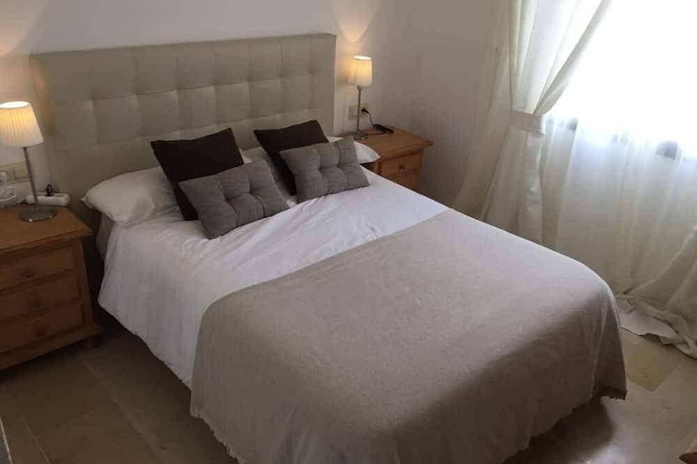 Foto 2 von 30: Beautiful large 2 beds coast flat with sunrise sunset,swimming pool and sea-view