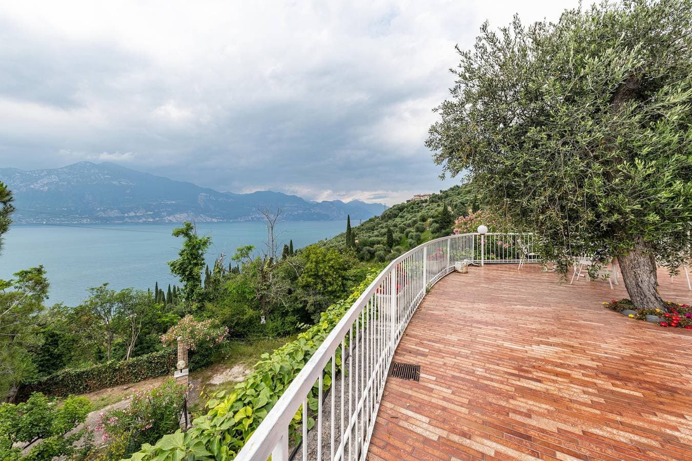 Foto 4 von 24: Ferienwohnung 'Villa Verde' mit Blick auf den See, Gemeinschaftspool und Klimaanlage