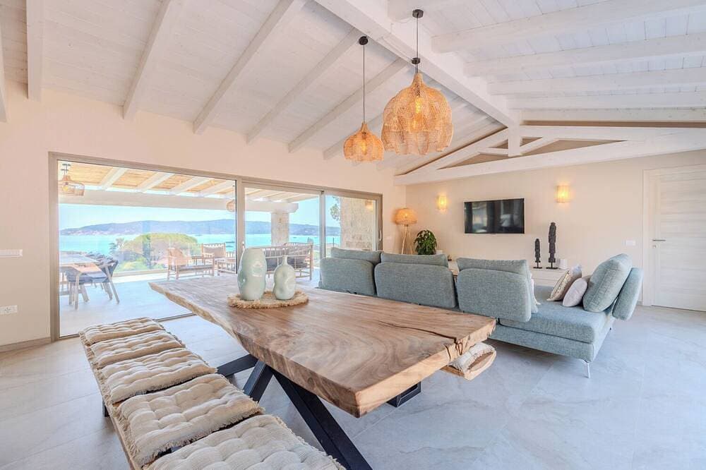 Foto 3 von 30: Contemporary Coastal Living: The New Villa Muvrunara