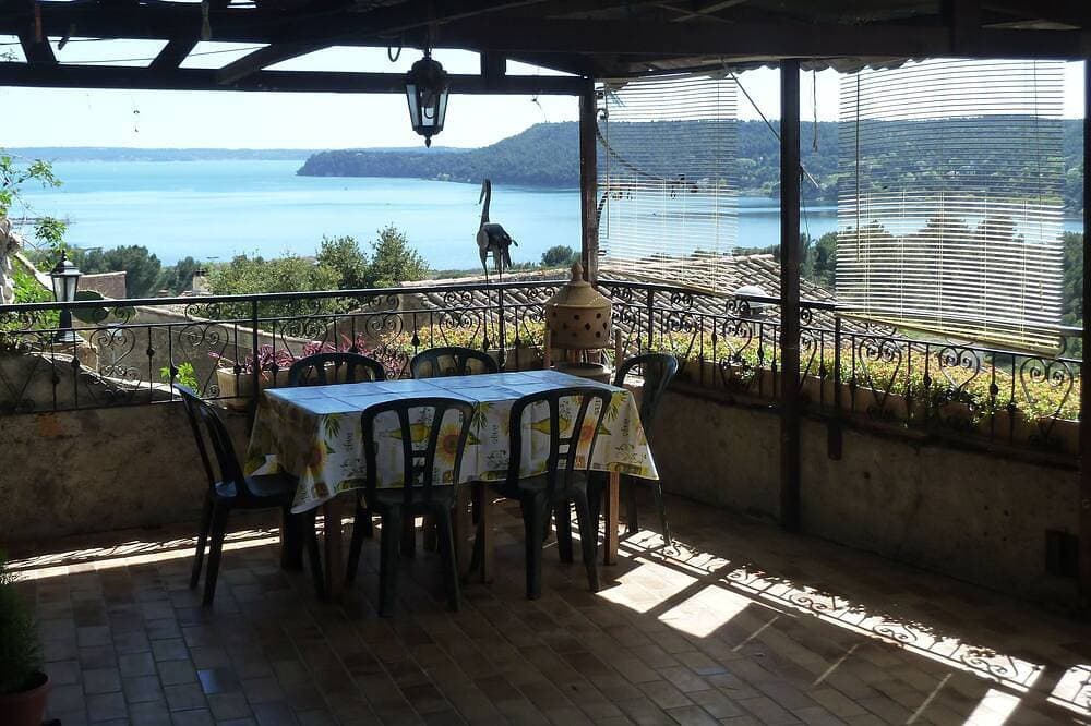 Charmantes Haus in mittelalterlichem Dorf mit Terrasse mit Blick auf den Teich, privater Parkplatz 1