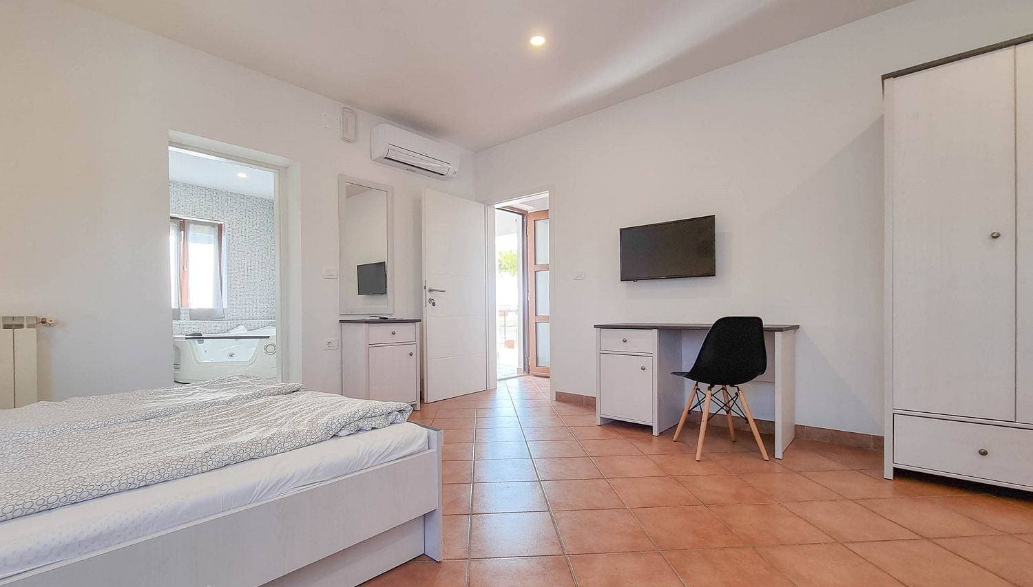 Foto 9 von 24: Modernes Studio-Apartment mit Whirlpoolbadewanne, Terrasse, Privatparkplatz