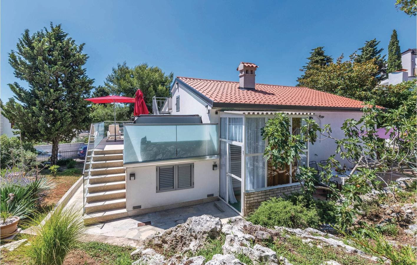 Foto 7 von 38: Gemütliche 1-Zimmer-Wohnung mit Meerblick, WLAN und Terrasse in der Nähe des Strandes Havajka