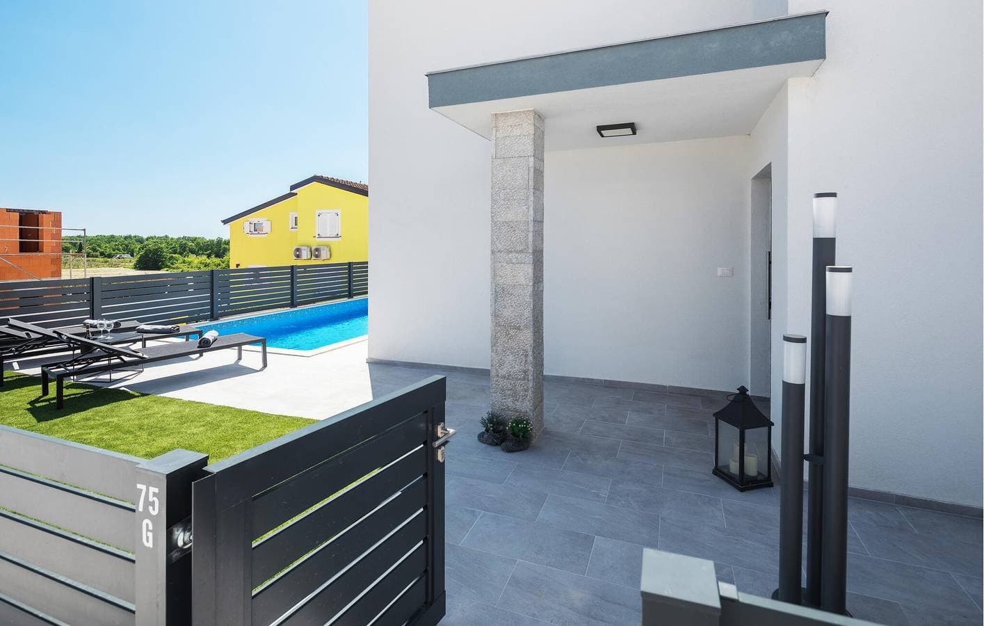 Foto 12 von 36: Geräumige 1-Zimmer-Wohnung mit Pool und Terrasse in der Nähe des Stadtzentrums von Kadumi