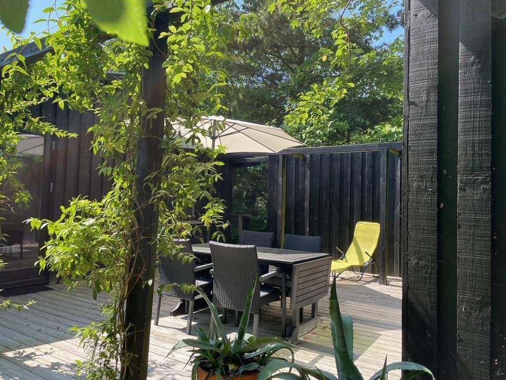 Ferienhaus auf hohem Naturgrund mit Blick auf Wald- und Naturlandschaft bei Femmøller 1