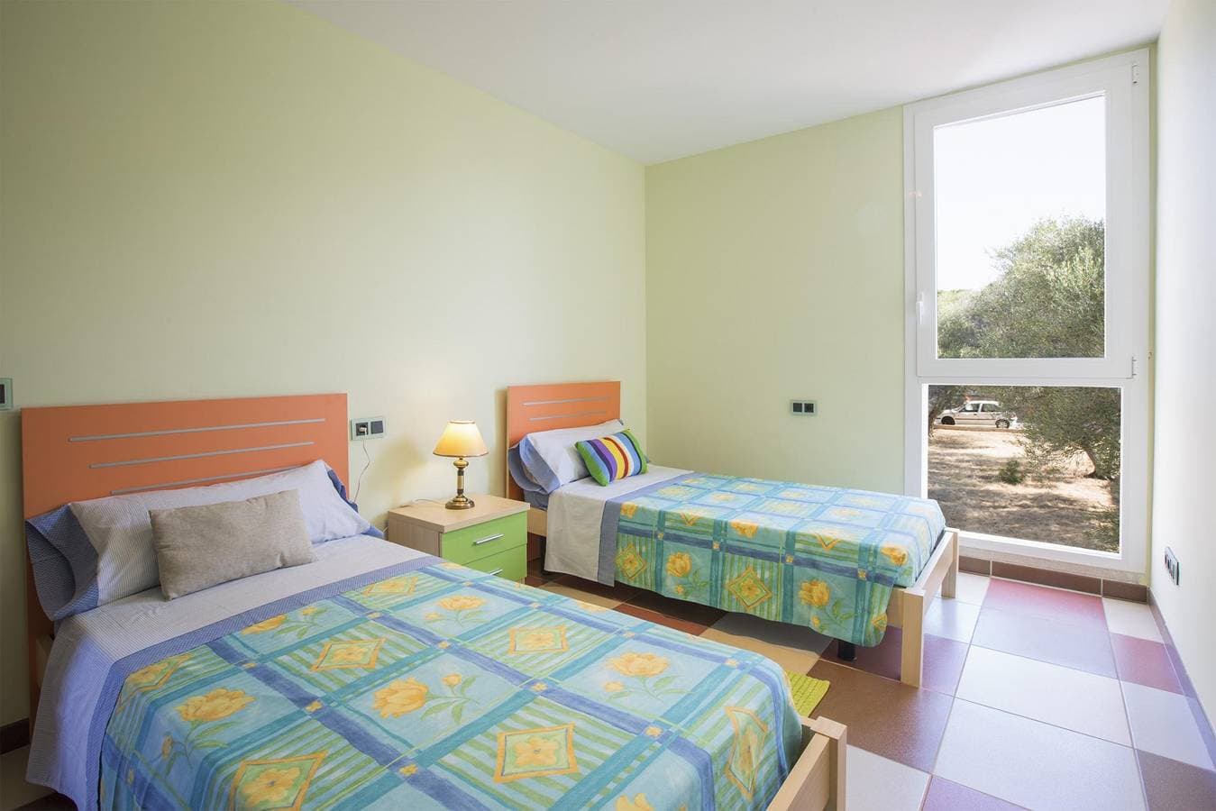 Foto 13 von 23: Mosaic - Behagliches Ferienhaus mit hübschen Terrassen in der Nähe des Strandes. WiFi gratis