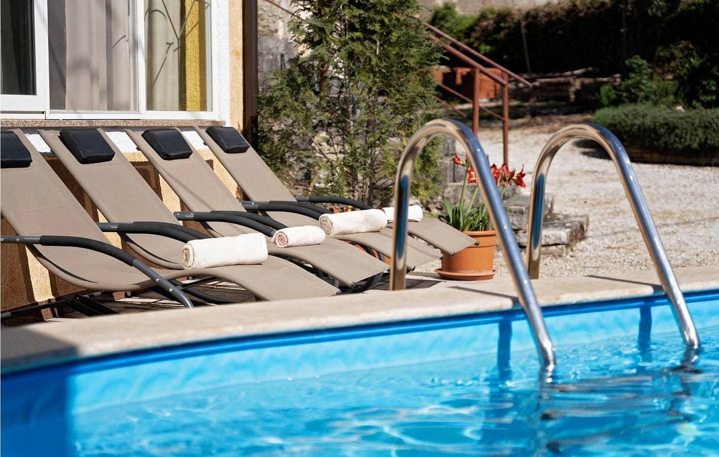 Foto 11 von 31: Gemütliche 2-Zimmer-Wohnung mit Pool, Terrasse und WLAN – 500 m vom Zentrum von Anzici entfernt