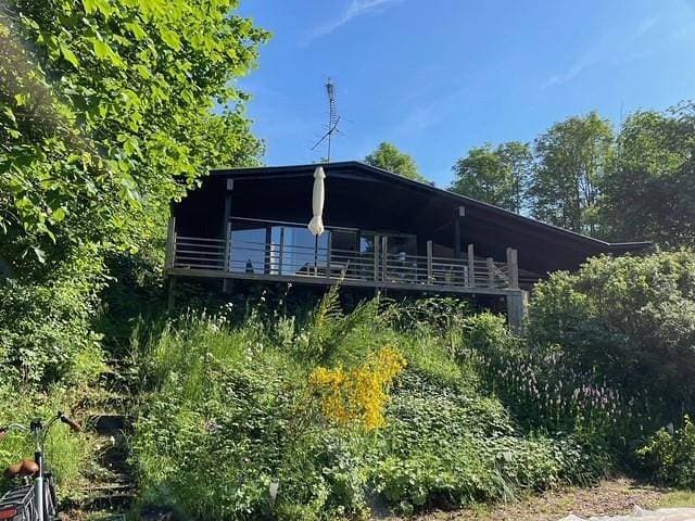 Foto 2 von 22: Ferienhaus auf hohem Naturgrund mit Blick auf Wald- und Naturlandschaft bei Femmøller